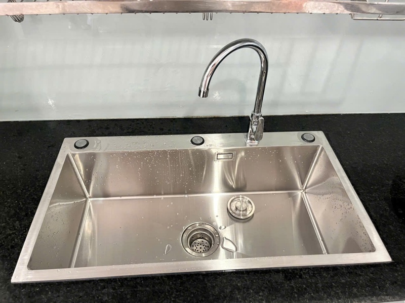 5 cách khắc phục bồn rửa chén bị rỉ nước nhanh chóng tại nhà 2 Bồn rửa chén bị rỉ nước