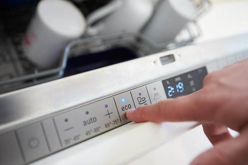 Khởi động máy sau khi hoàn thành việc bỏ viên rửa và máy rửa bát