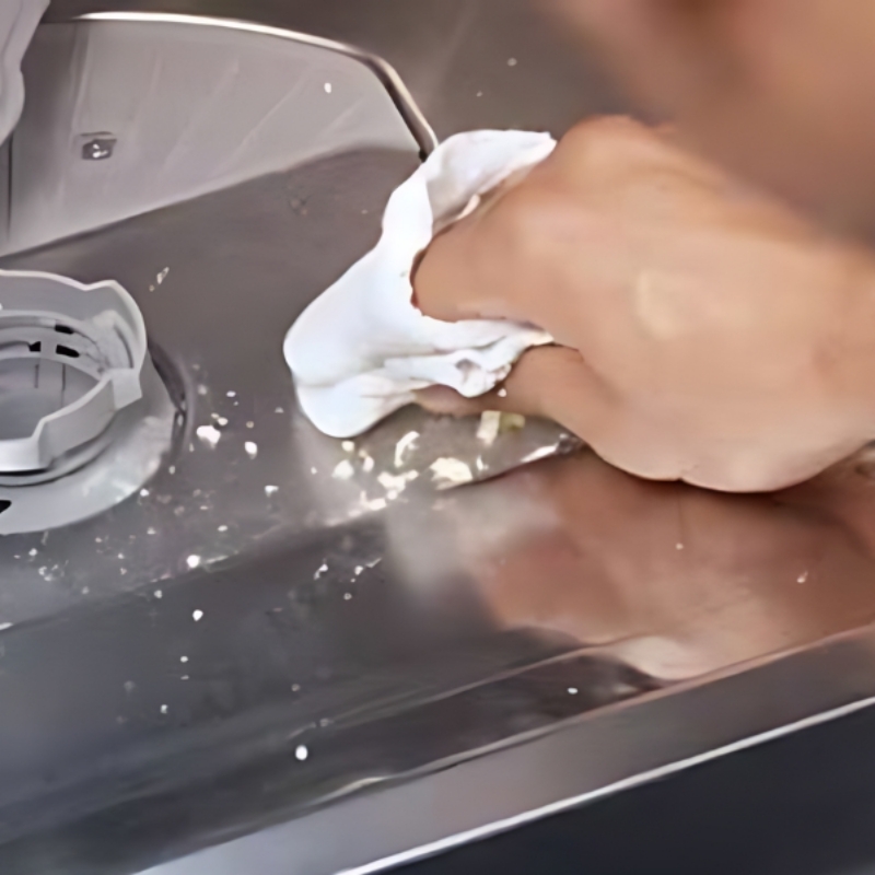 Hướng dẫn cách đổ muối vào máy rửa bát Bosch chi tiết nhất 6 Dùng khăn ướt lau muối bị đổ ra máy rửa bát