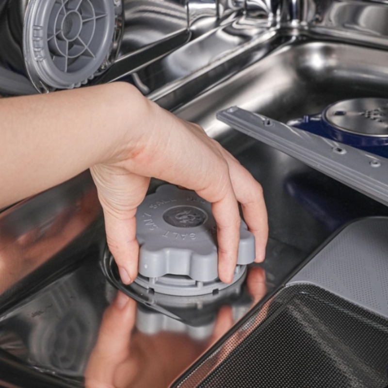 Hướng dẫn cách đổ muối vào máy rửa bát Bosch chi tiết nhất 7 Đậy nắp hộc chứa muối thật chặt