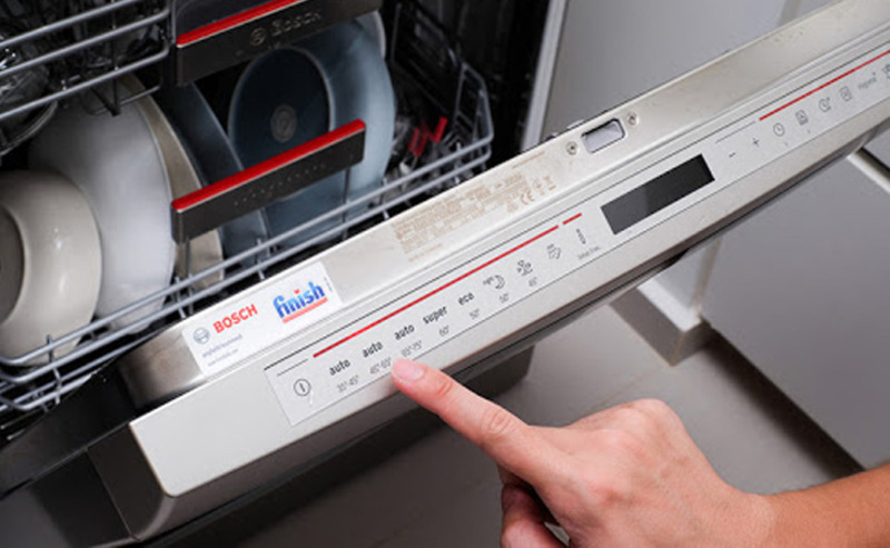 Hướng dẫn chi tiết cách đổ nước bóng vào máy rửa chén 3 Chọn mức làm bóng và đóng chặt nắp ngăn chứa để ngăn rò rỉ