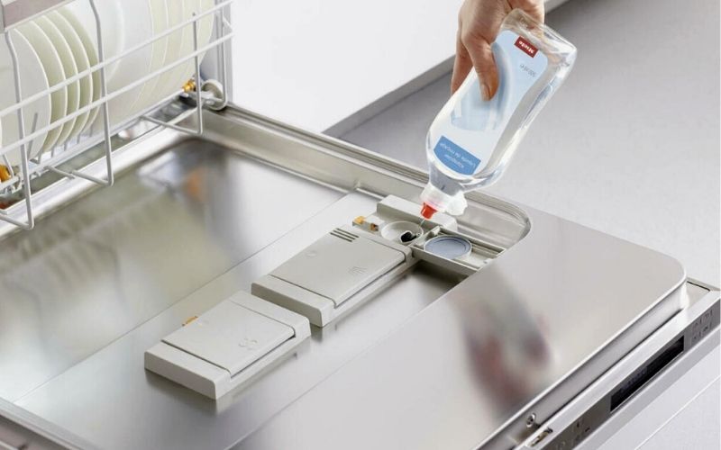 Hướng dẫn chi tiết cách đổ nước bóng vào máy rửa chén 4 Đổ nước làm bóng vào ngăn chứa máy rửa bát liều lượng phù hợp