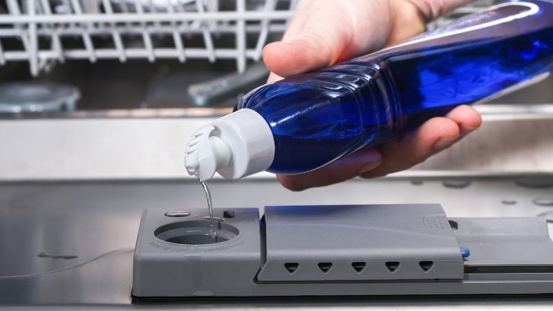 Hướng dẫn chi tiết cách đổ nước bóng vào máy rửa chén 8 Kiểm tra thành phần nước bóng và đọc kỹ hướng dẫn trước khi mua để đảm bảo an toàn cho người sử dụng
