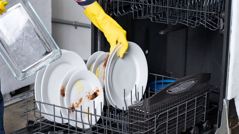 Giải đáp tại sao nên đặt bát đũa bẩn nhất ở giữa máy rửa bát