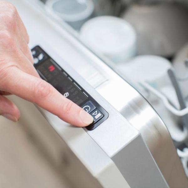 Hướng dẫn sử dụng máy rửa bát bosch serie 4 chi tiết từ A - Z 11 Khởi động thiết bị và nguồn nước máy rửa bát Bosch serie 4
