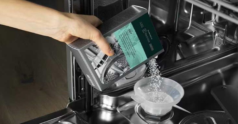 Hướng dẫn sử dụng máy rửa bát bosch sms6eci07e đúng cách 2 Đổ muối chuyên dụng vào ngăn chứa