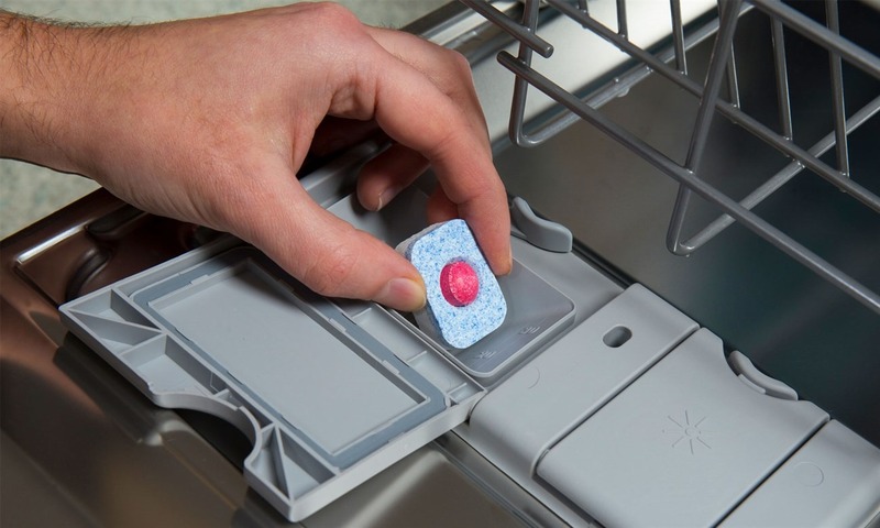 Hướng dẫn sử dụng máy rửa bát bosch sms6eci07e đúng cách 4 Đổ chất tẩy rửa vào máy