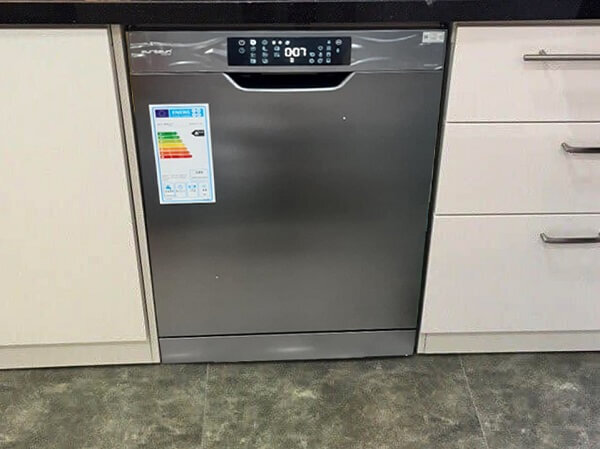 Hướng dẫn sử dụng máy rửa bát Eurosun từ A-Z 10 Khi máy hoạt động, phải lưu ý cửa máy phải được đóng chặt