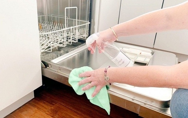Hướng dẫn sử dụng máy rửa bát Eurosun từ A-Z 6 Lồng máy là bộ phận quan trọng cần vệ sinh khi thực hiện vệ sinh máy rửa bát