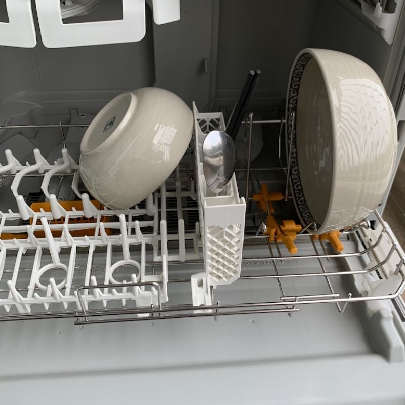 Hướng dẫn sử dụng máy rửa bát Panasonic từ A-Z đơn giản, hiệu quả 9 Xếp bát đĩa vào khoang rửa đảm bảo không chồng chéo
