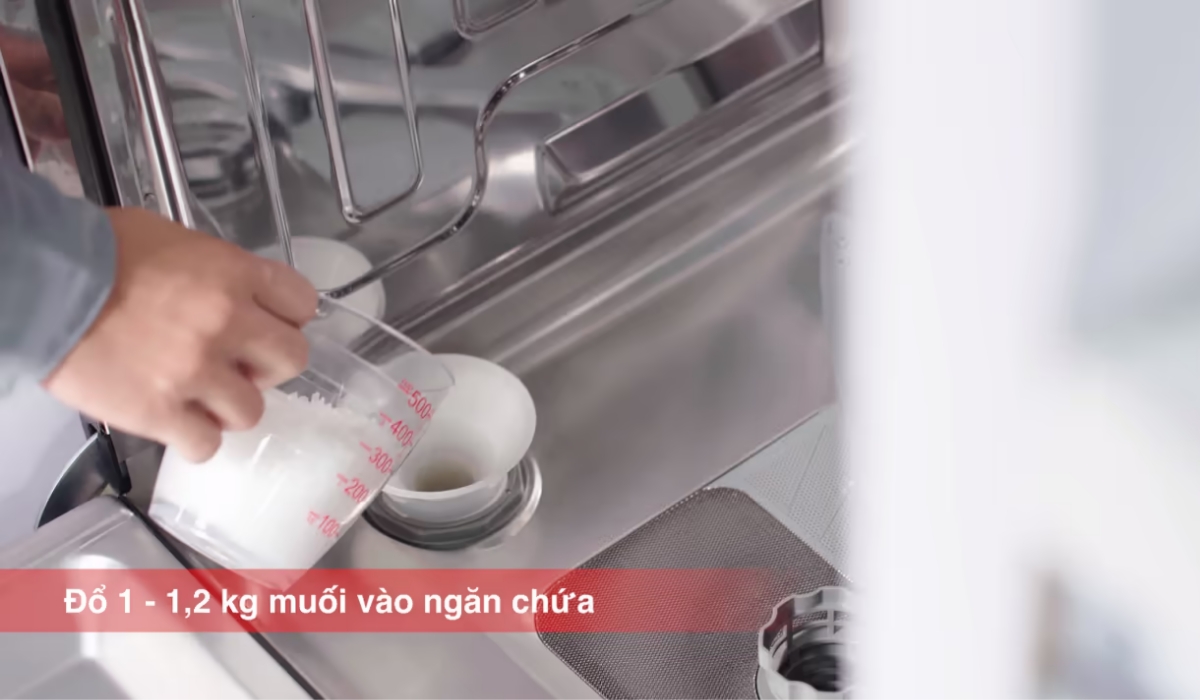 Hướng dẫn sử dụng máy rửa chén Electrolux đúng cách, chi tiết 3 Đặt đáy phễu vào miệng ngăn chứa và đổ khoảng 1kg muối vào