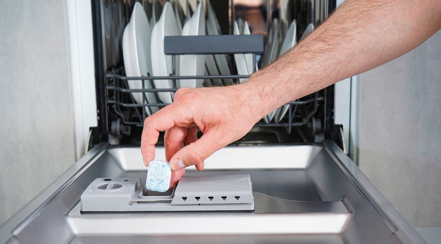 Hướng dẫn sử dụng máy rửa chén Electrolux đúng cách, chi tiết 5 Đặt chất tẩy rửa chuyên dụng như viên hoặc khối vào khay chứa