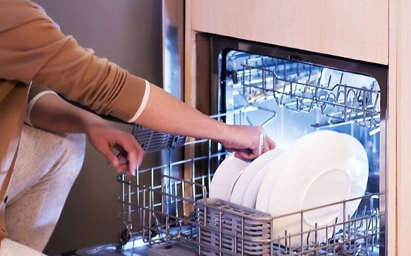 Hướng dẫn sử dụng máy rửa chén Electrolux đúng cách, chi tiết 8 Lấy chén dĩa ra khỏi máy, bắt đầu từ khay trên xuống khay dưới