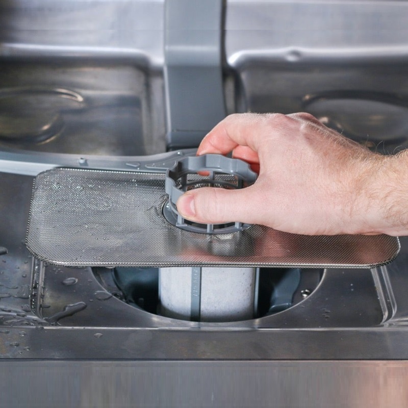 Máy rửa bát bị đọng nước: Nguyên nhân và cách khắc phục hiệu quả ngay tại nhà 8 Làm sạch giỏ thoát của máy rửa bát