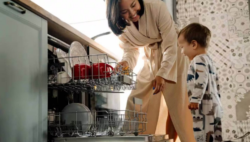 Có nên kết nối máy rửa bát với nguồn nước nóng không? Ưu nhược điểm bạn cần biết 4 Sử dụng nước nóng cho máy rửa chén bát giúp tiết kiệm lượng điện tiêu thụ