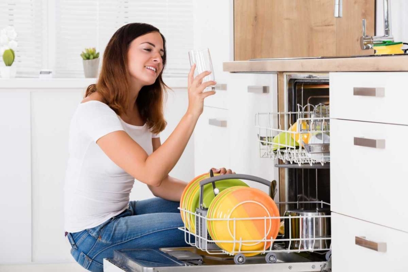 Có nên kết nối máy rửa bát với nguồn nước nóng không? Ưu nhược điểm bạn cần biết 6 Đọc kỹ hướng dẫn của nhà sản xuất để nắm rõ cách sử dụng nước nóng cho máy rửa bát