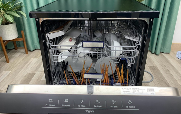 Máy rửa bát Eurosun có tốt không? Review chi tiết về máy rửa bát Eurosun 8 Dù giá thành cao hơn các sản phẩm máy rửa bát thương hiệu khác nhưng đi kèm với đó là chất lượng và công nghệ