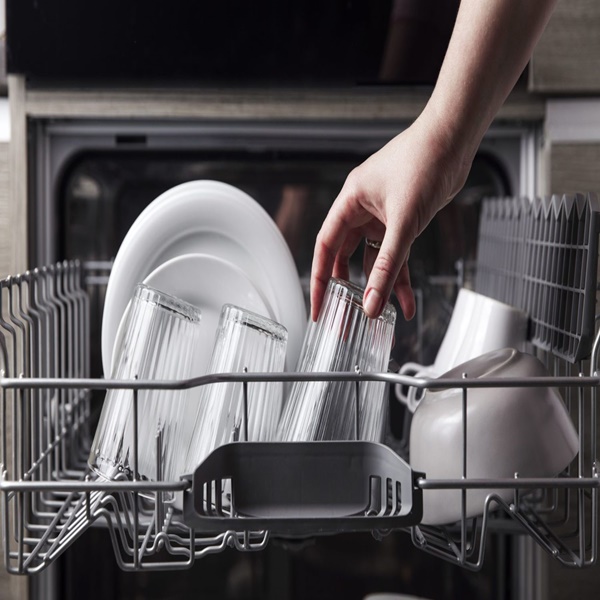 Giá đỡ ly chuyên dụng giúp giữ ly rượu và cốc an toàn trong quá trình rửa