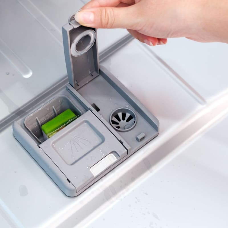 Phần cánh cửa đóng mở có ngăn đựng chất làm bóng và ngăn đựng viên tẩy rửa