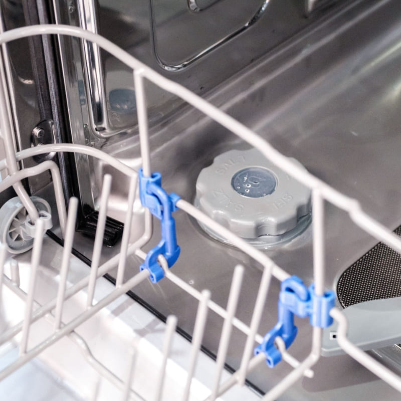 Bên trong máy rửa bát Kocher có các ngăn chứa muối và rác thải trong quá trình rửa