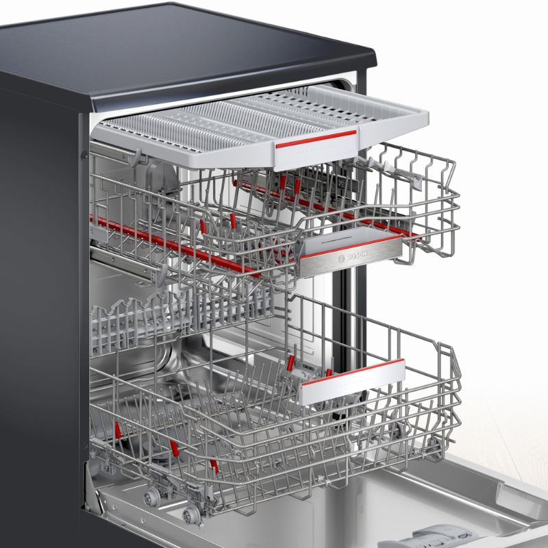 Sắp xếp bát đĩa vào đúng ngăn của máy rửa bát Bosch 14 bộ.