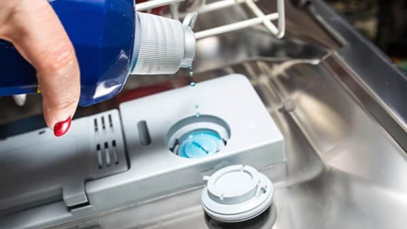 Cho chất tẩy rửa chuyên dụng vào ngăn chứa chất tẩy rửa Cho chất tẩy rửa chuyên dụng vào ngăn chứa chất tẩy rửa